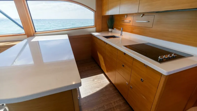 Slide: The Image of Hatteras GT60 2016 - 13