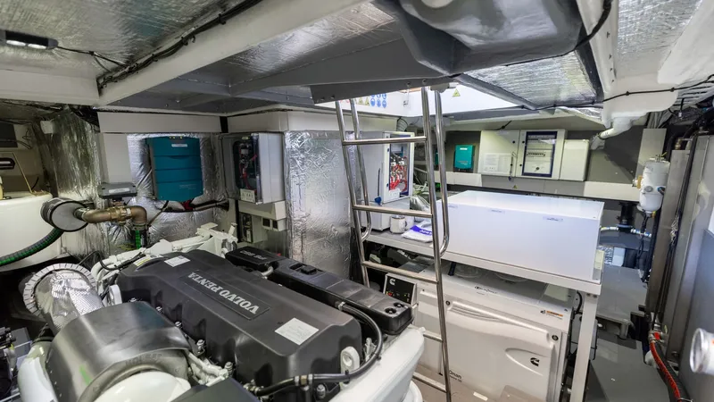 Slide: The Image of Absolute 60 Flybridge 2027 - 75