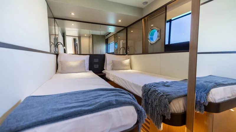 Slide: The Image of Absolute 60 Flybridge 2027 - 31