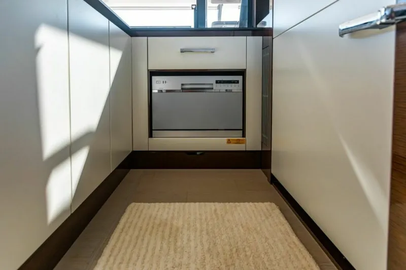 Slide: The Image of Prestige 630 Flybridge 2020 - 11