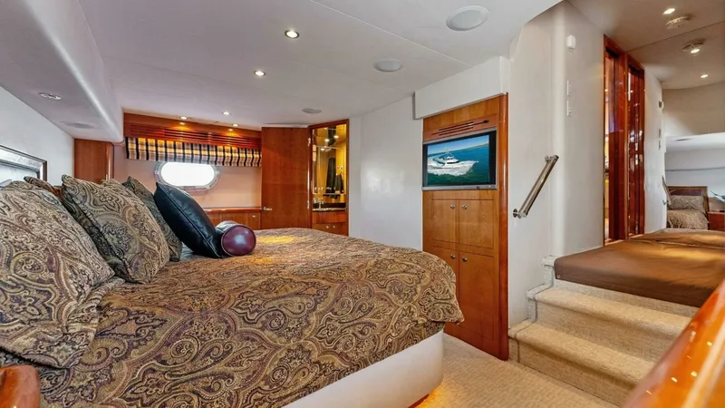 Slide: The Image of Hatteras 64 Convertible 2007 - 29