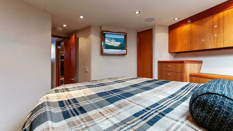 Slide: The Image of Hatteras 64 Convertible 2007 - 19