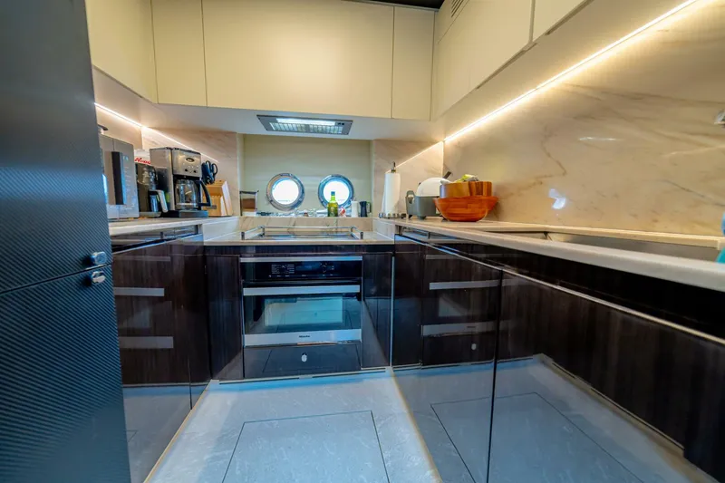 Slide: The Image of Azimut 77S 2017 - 103
