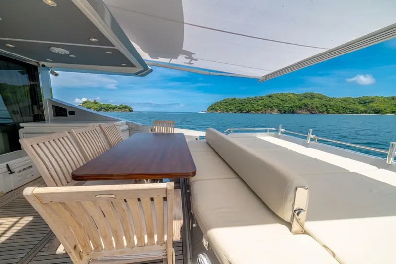Slide: The Image of Azimut 77S 2017 - 33