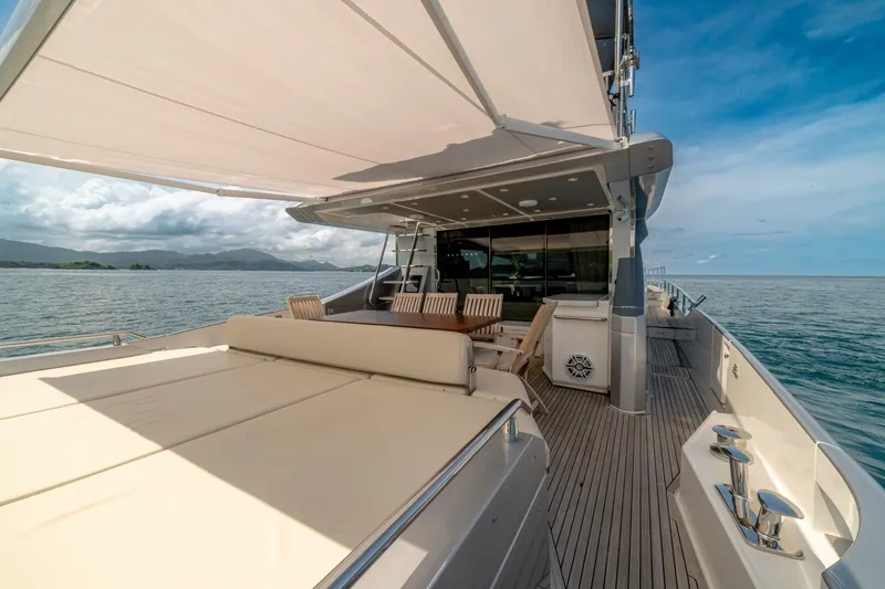 Slide: The Image of Azimut 77S 2017 - 35
