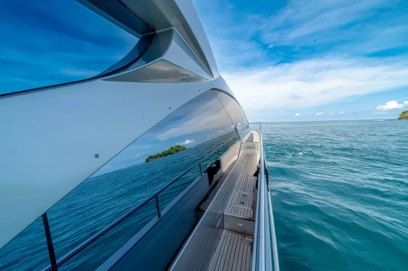 Slide: The Image of Azimut 77S 2017 - 40