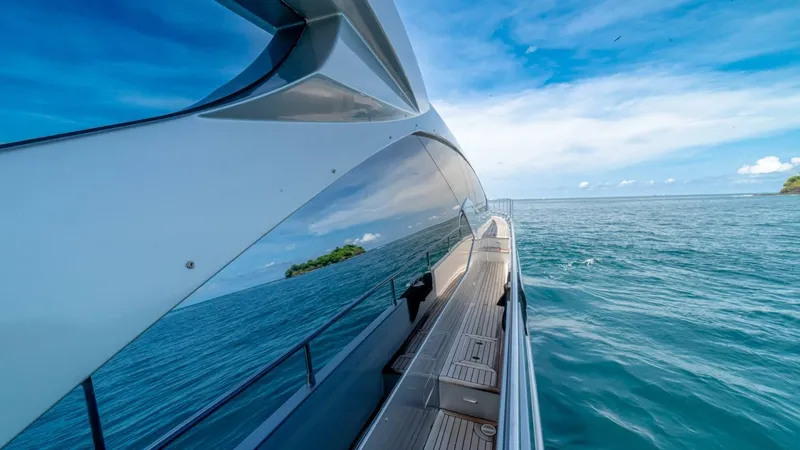 Slide: The Image of Azimut 77S 2017 - 40
