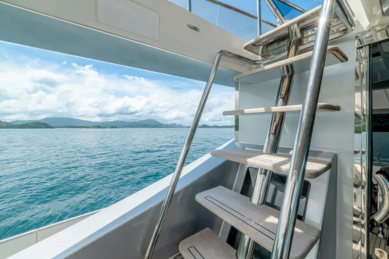 Slide: The Image of Azimut 77S 2017 - 30