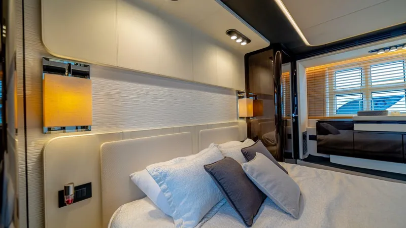 Slide: The Image of Azimut 77S 2017 - 94