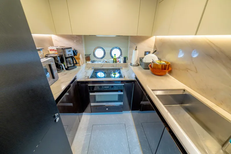 Slide: The Image of Azimut 77S 2017 - 104