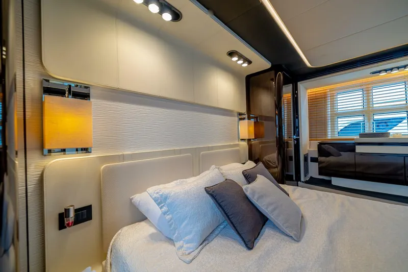 Slide: The Image of Azimut 77S 2017 - 94