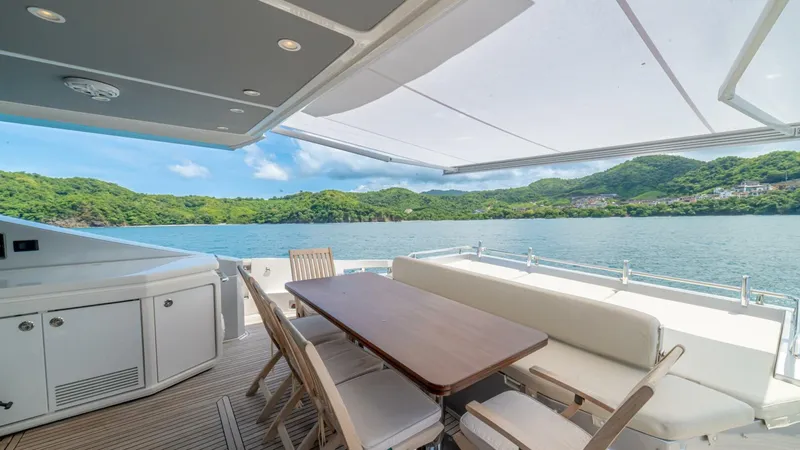 Slide: The Image of Azimut 77S 2017 - 27