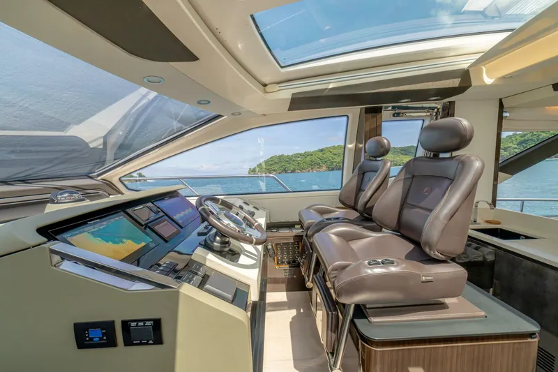 Slide: The Image of Azimut 77S 2017 - 22