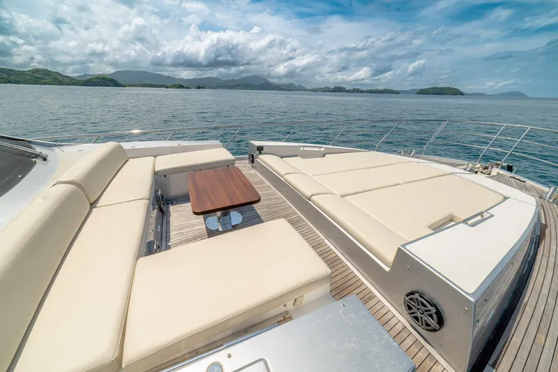 Slide: The Image of Azimut 77S 2017 - 43