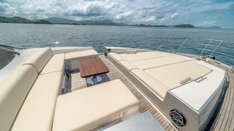 Slide: The Image of Azimut 77S 2017 - 43