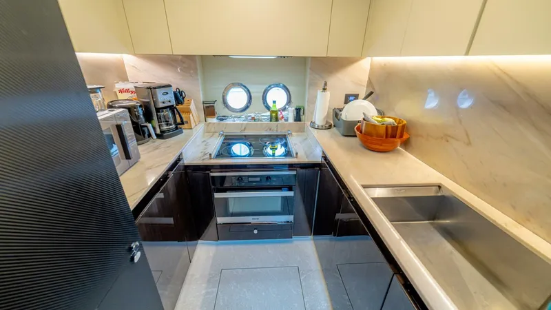 Slide: The Image of Azimut 77S 2017 - 104