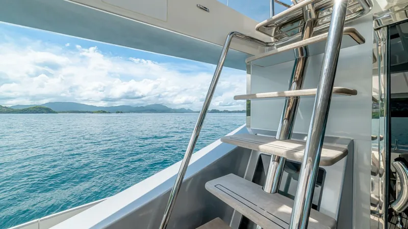 Slide: The Image of Azimut 77S 2017 - 30