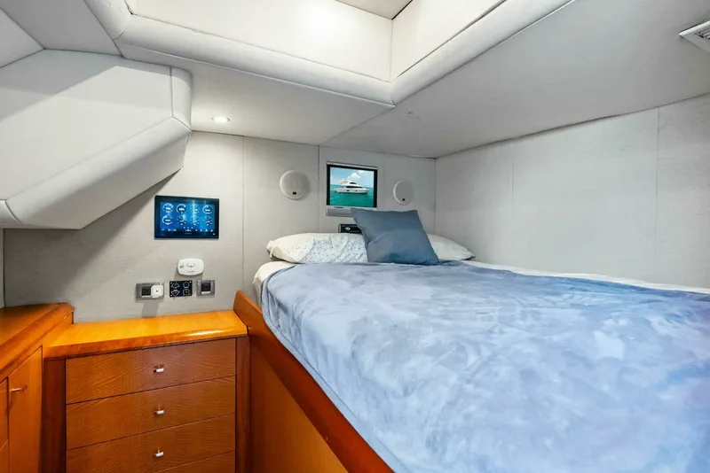 Slide: The Image of Lazzara Yachts 84 Skylounge 2006 - 73