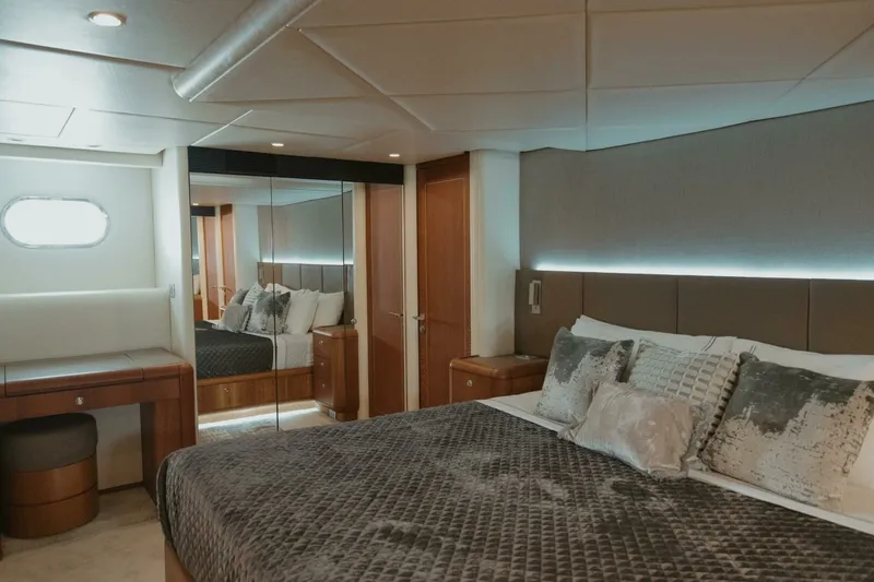 Slide: The Image of Oceanfast 87 Enclosed Bridge Sportfish 1996 - 12