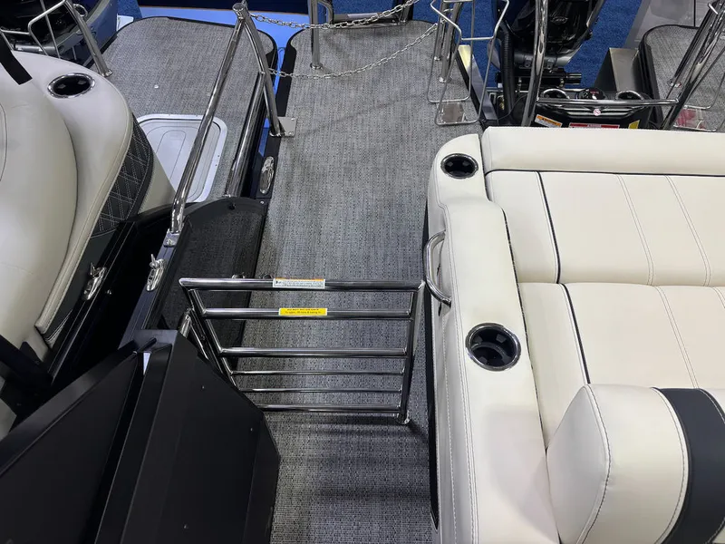 Slide: The Image of Barletta Boats L25UCA Triple-Toon 2026 - 8