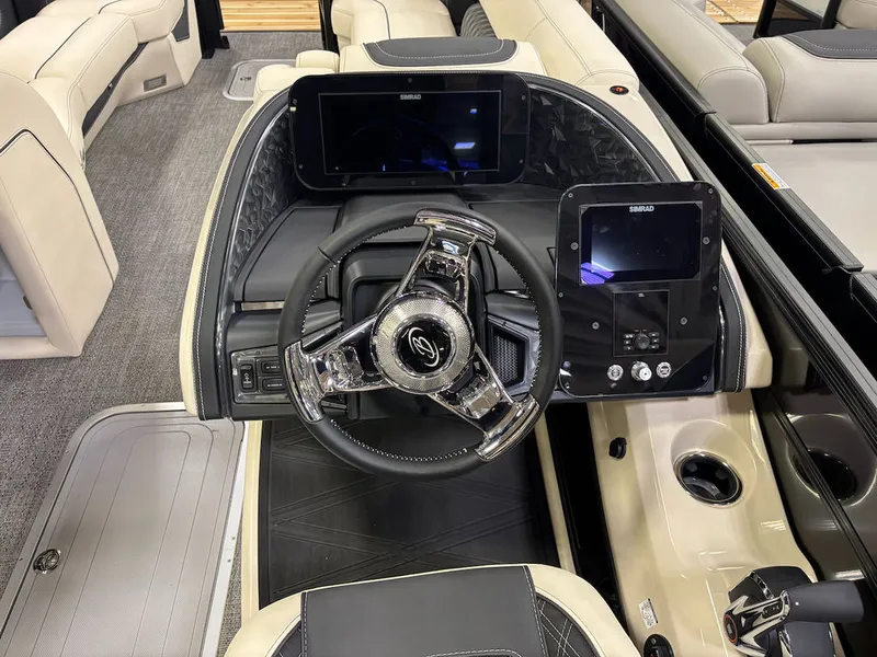 Slide: The Image of Barletta Boats L25UCA Triple-Toon 2026 - 6