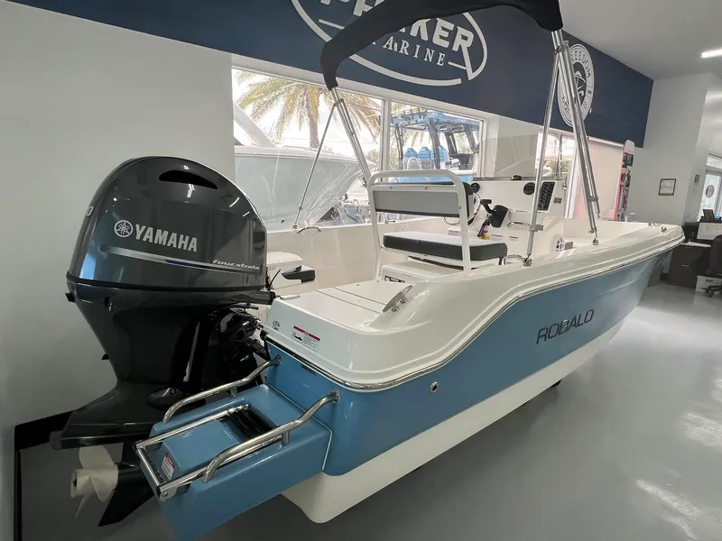 Slide: The Image of Robalo R160 2026 - 2