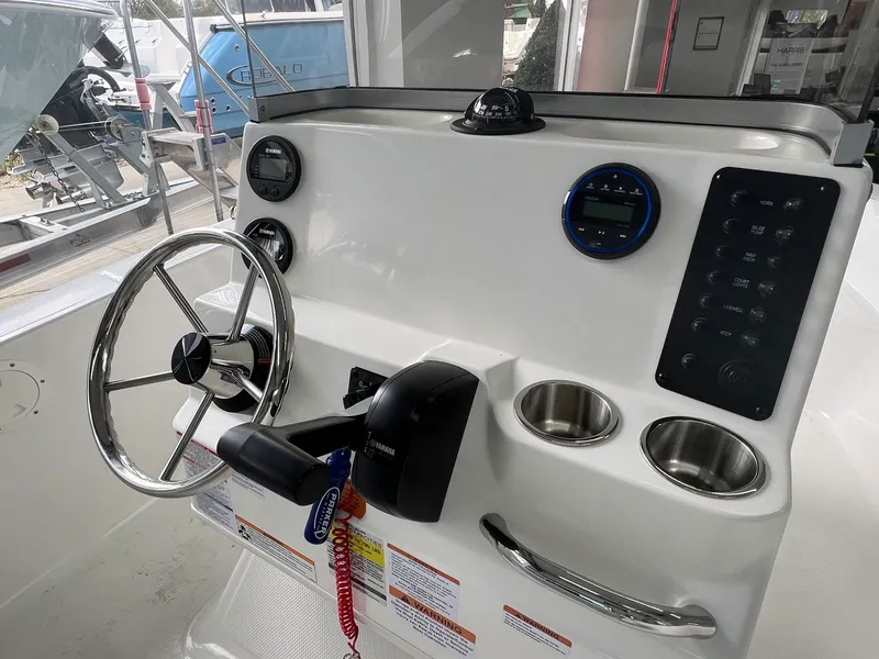 Slide: The Image of Robalo R160 2026 - 5