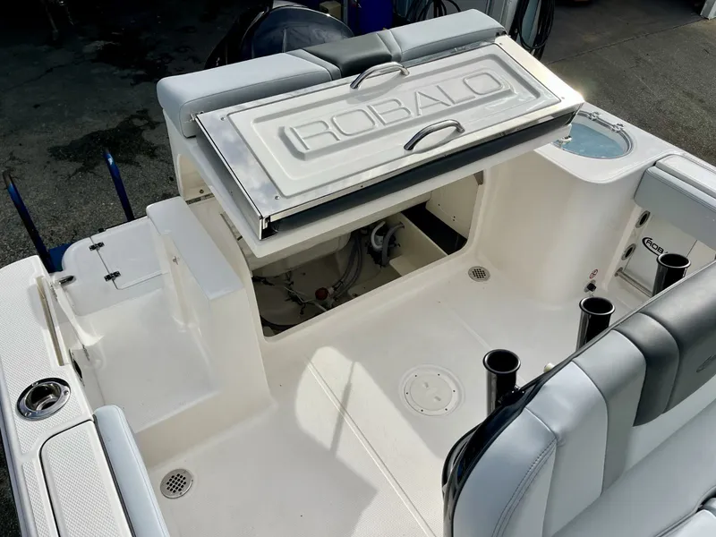 Slide: The Image of Robalo R230 2027 - 13