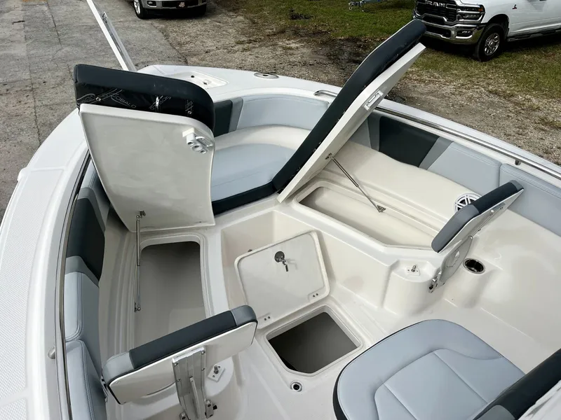 Slide: The Image of Robalo R230 2027 - 23