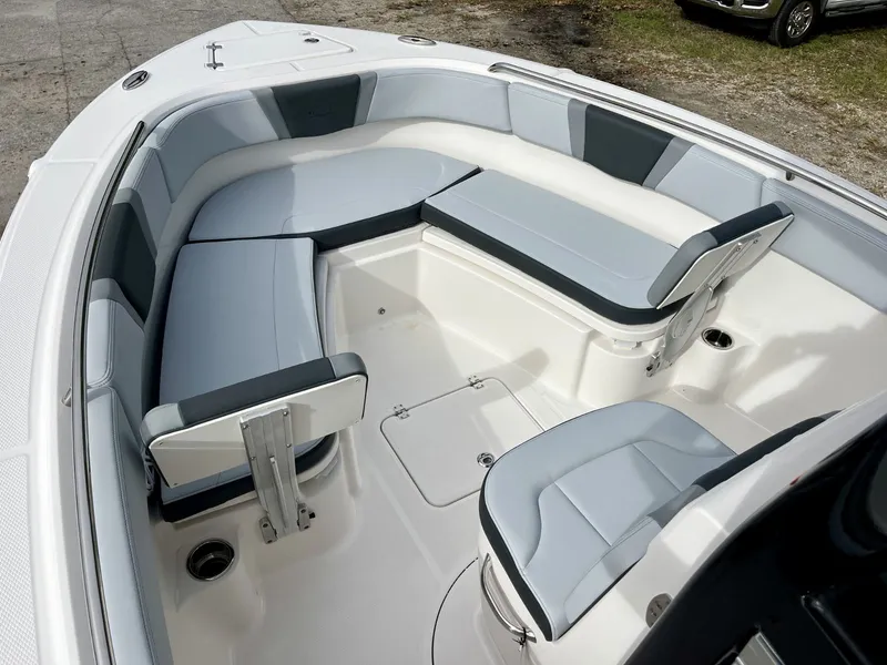 Slide: The Image of Robalo R230 2027 - 22