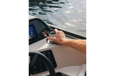 Slide: The Image of Crest Conquest SE 220 Fish 2026 - 6
