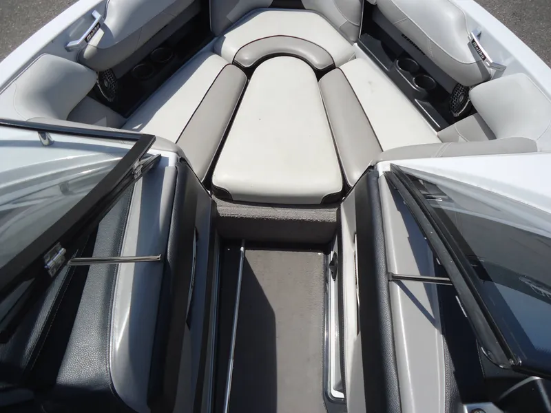 Slide: The Image of Malibu Boats 22 VLX 2015 - 4