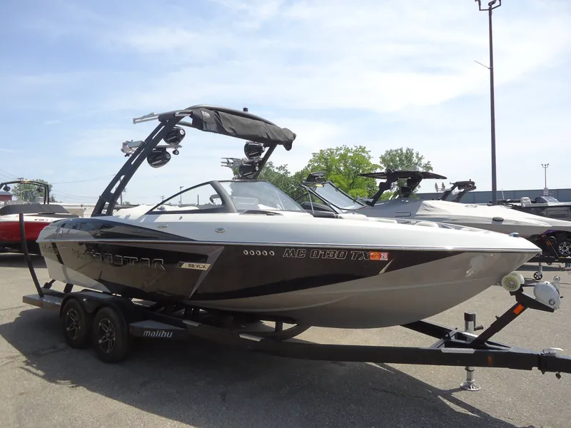 Slide: The Image of Malibu Boats 22 VLX 2015 - 1
