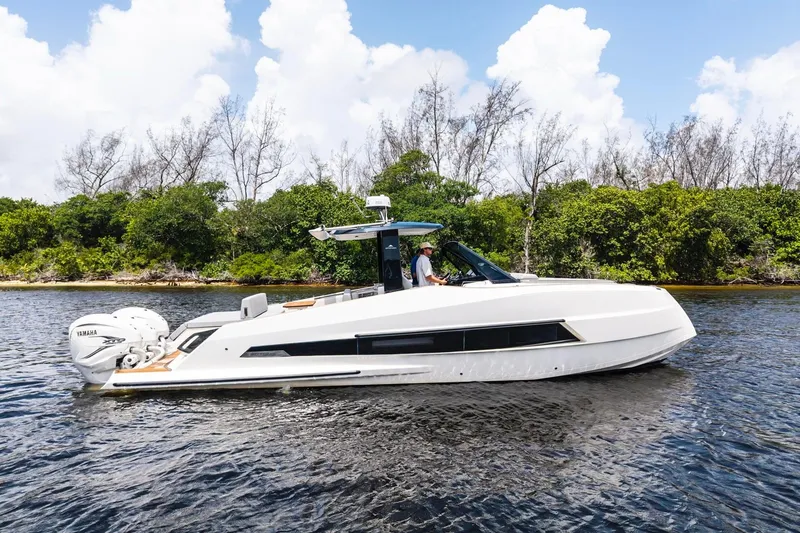 The Image of Astondoa 377 Coupe Outboard 2024 - 5