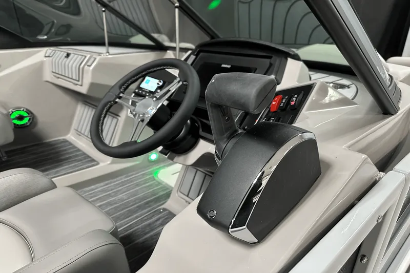 Slide: The Image of Premier 250 Solaris Sport 2024 - 20