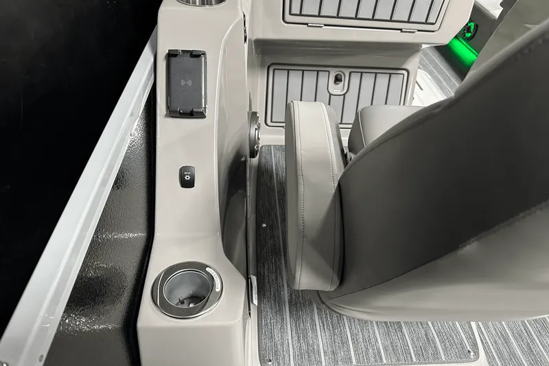 Slide: The Image of Premier 250 Solaris Sport 2024 - 80