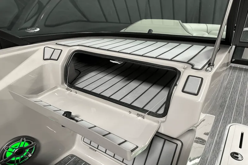 Slide: The Image of Premier 250 Solaris Sport 2024 - 84