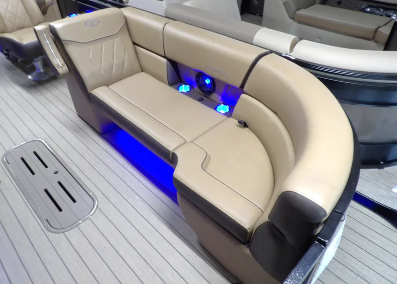 Slide: The Image of Veranda VX22RC 2025 - 3