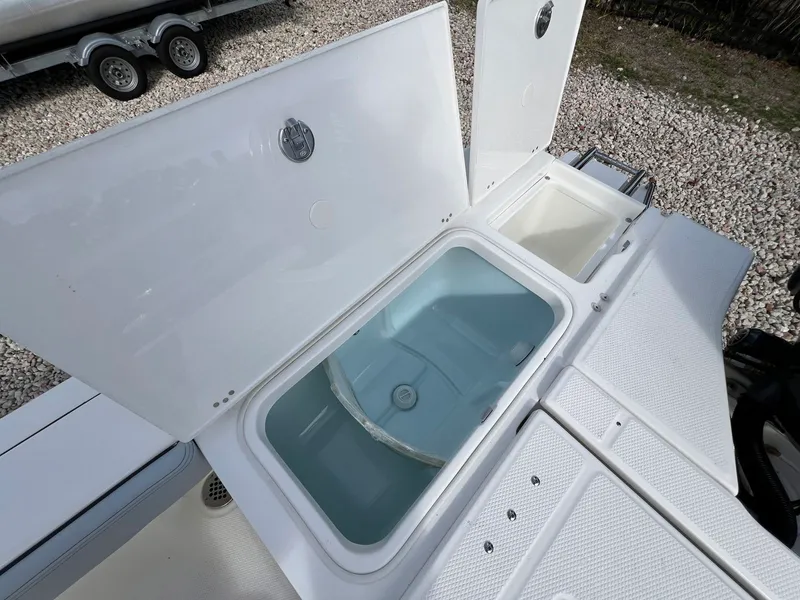 Slide: The Image of Robalo 226 2026 - 10