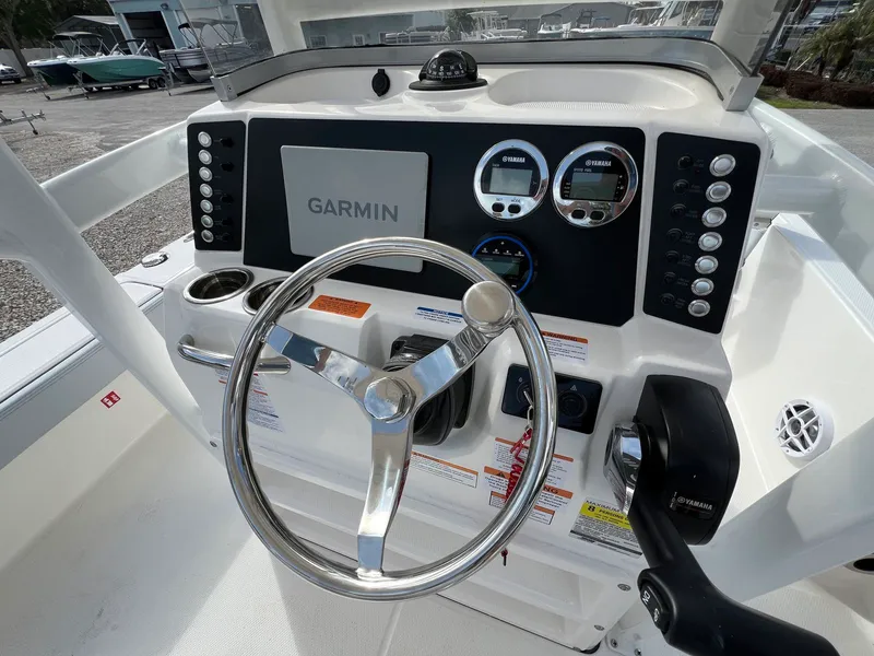 Slide: The Image of Robalo 226 2026 - 14