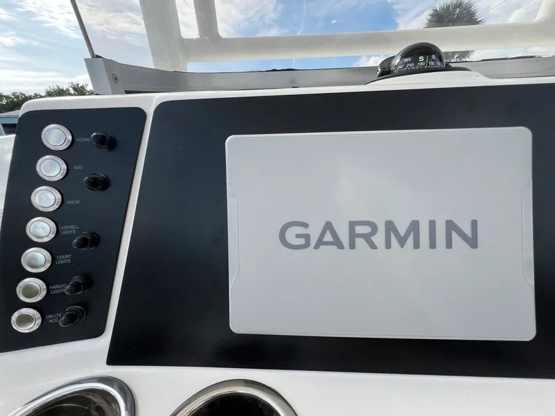 Slide: The Image of Robalo 226 2026 - 15