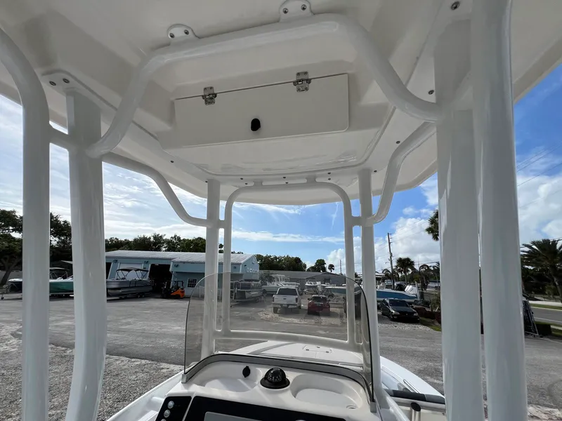 Slide: The Image of Robalo 226 2026 - 17