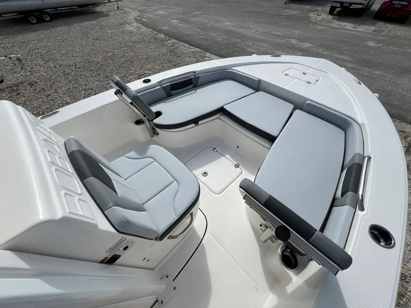 Slide: The Image of Robalo 226 2026 - 18