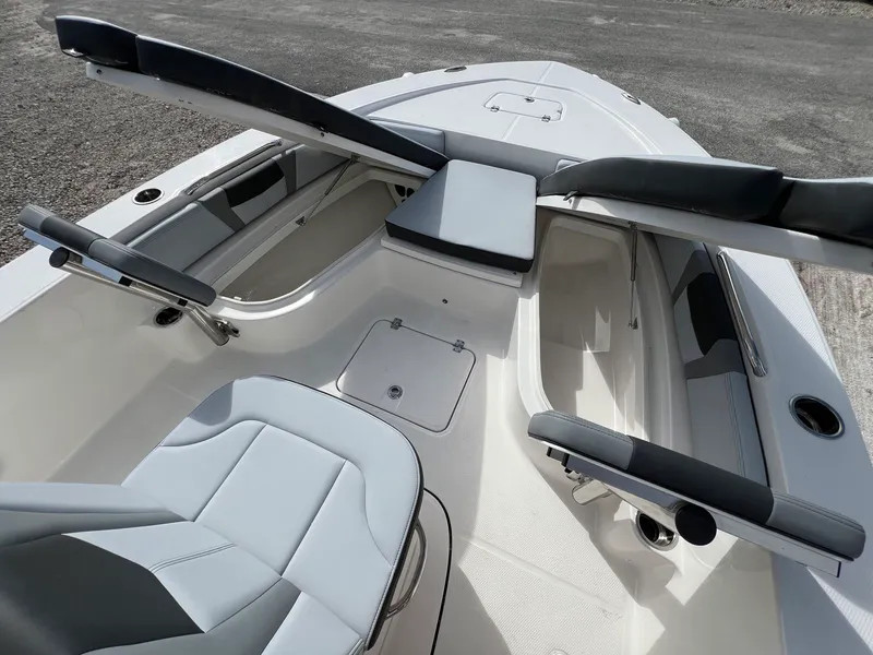 Slide: The Image of Robalo 226 2026 - 19