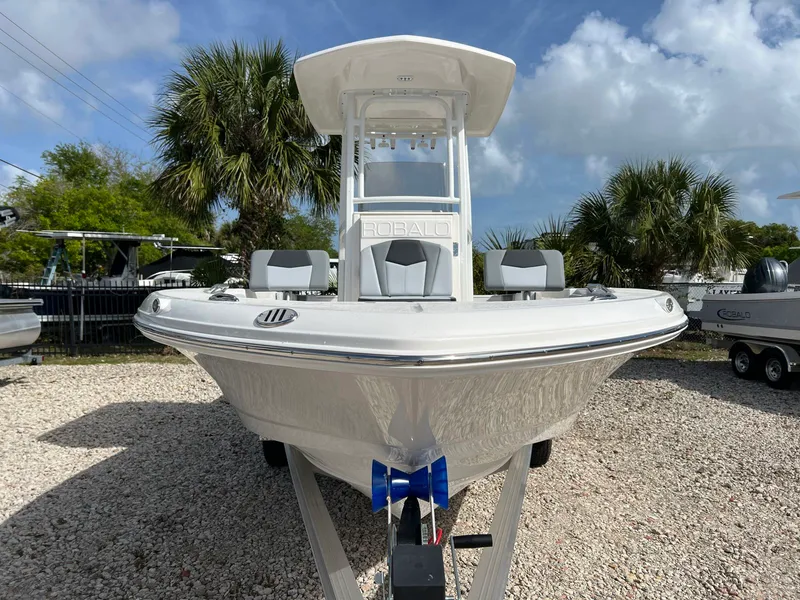 Slide: The Image of Robalo 226 2026 - 2