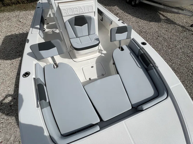 Slide: The Image of Robalo 226 2026 - 20