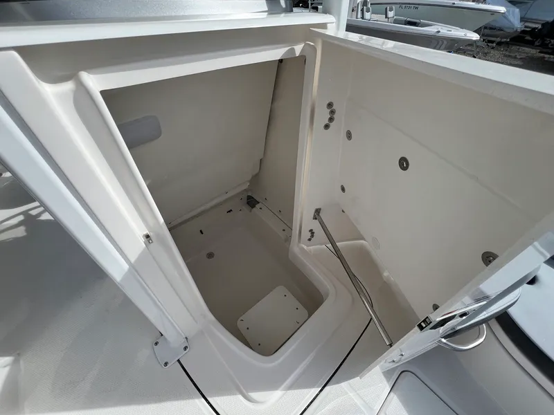 Slide: The Image of Robalo 226 2026 - 21