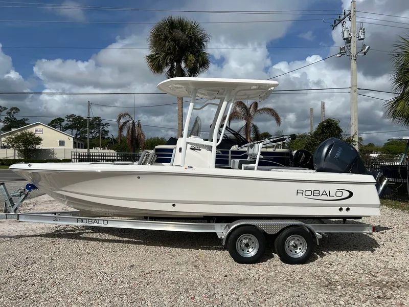 Slide: The Image of Robalo 226 2026 - 4