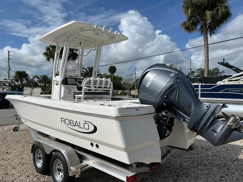 Slide: The Image of Robalo 226 2026 - 5