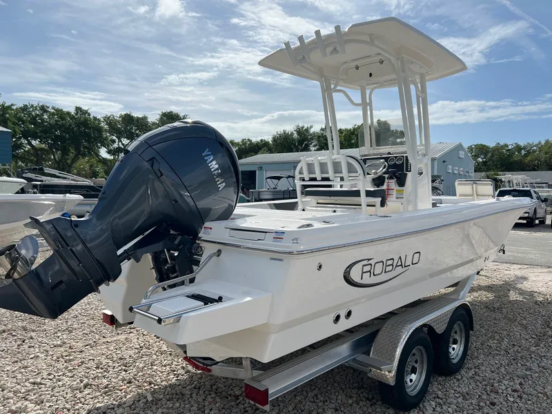 Slide: The Image of Robalo 226 2026 - 7